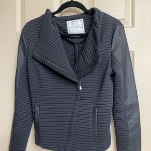 Cozy “Lorna Jane “jacket with zip front. Like new